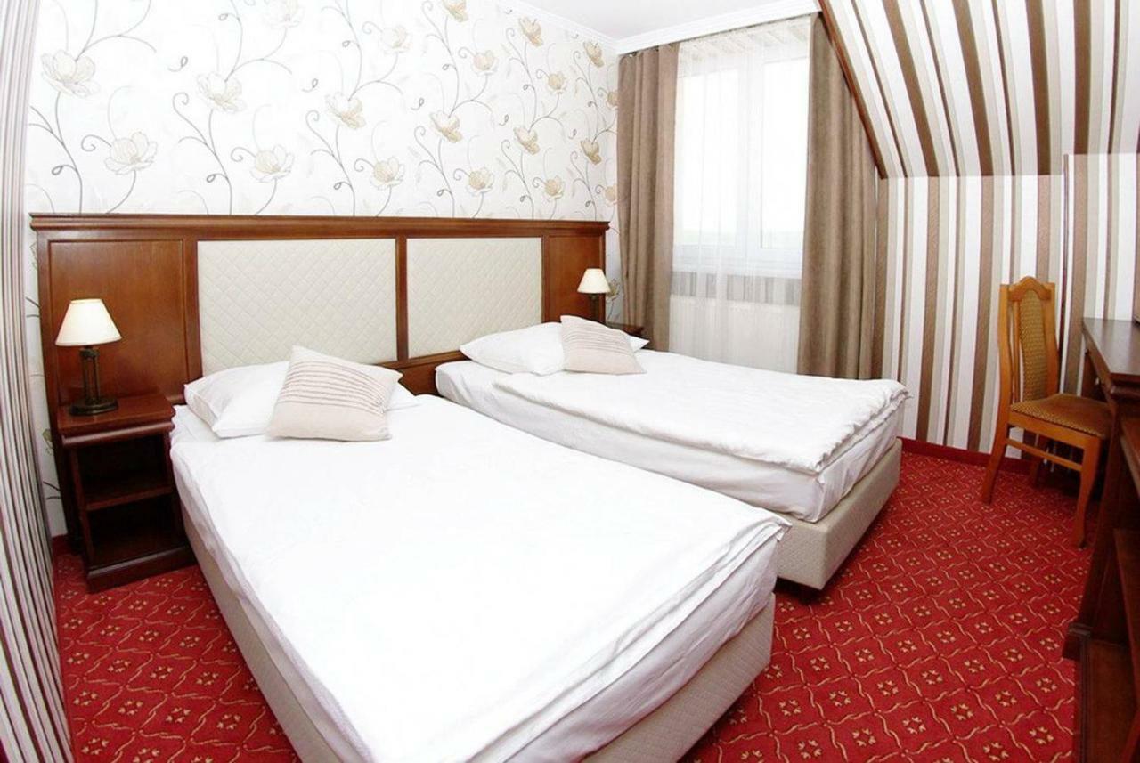 Hotel Zajazd Polonez Тучапи Екстер'єр фото